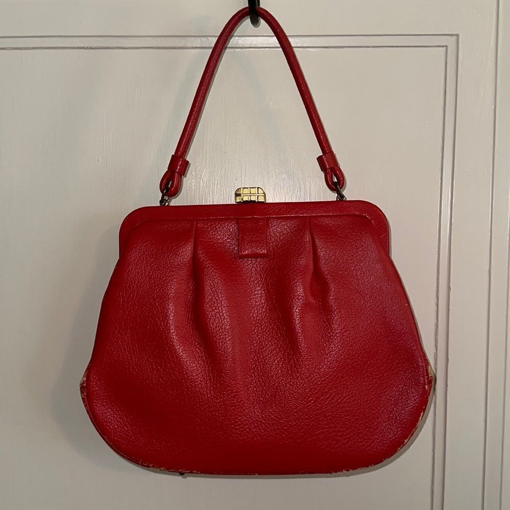 Vintage red faux leather snap top arm bag